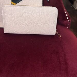 Zippy Wallet, NWOT EXCELLENT CONDITION, matching handbag sold separately